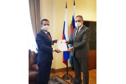 Đại sứ Việt Nam tại LB Nga Đặng Minh Khôi (bên trái) trình bản sao Quốc thư tới Thứ trưởng Ngoại giao Nga I. Morgulov.