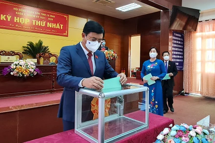 Các đại biểu HĐND tỉnh Cà Mau khoá X bỏ phiếu bầu các chức danh chủ chốt HĐND và UBND tỉnh.