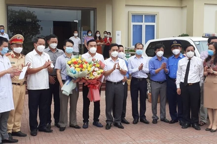 Lãnh đạo tỉnh Hà Tĩnh động viên tổ công tác trước khi lên đường làm nhiệm vụ. 