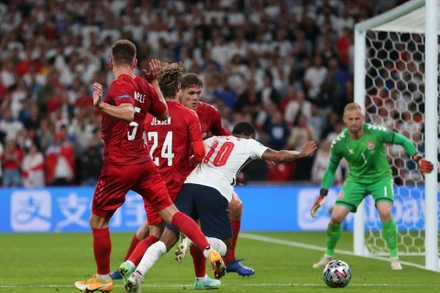 Pha bóng gây tranh cãi. (Ảnh: Getty)