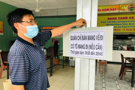 Anh Nguyễn Thiện Nghĩa treo bảng quán chỉ bán mang đi.