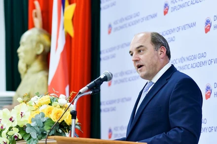 Bộ trưởng Quốc phòng Vương quốc Anh Robert Ben Lobban Wallace phát biểu tại HVNG (Ảnh: BNG)