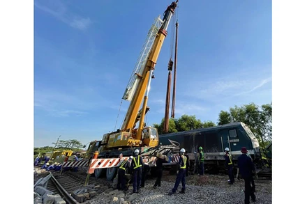 Công ty cổ phần điện gió B&T điều động siêu cần cẩu đến cứu hộ tàu hàng bị nạn tại Quảng Trị.