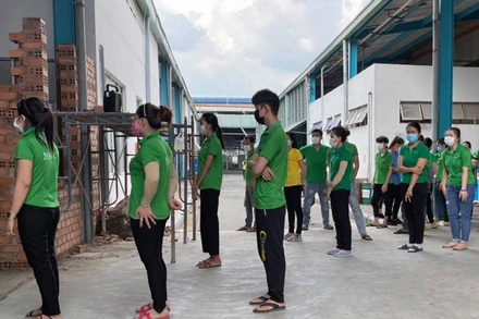 Công nhân Công ty TNHH Chang Shin xếp hàng chờ lấy mẫu xét nghiệm tầm soát sau khi phát hiện ca bệnh trong doanh nghiệp.