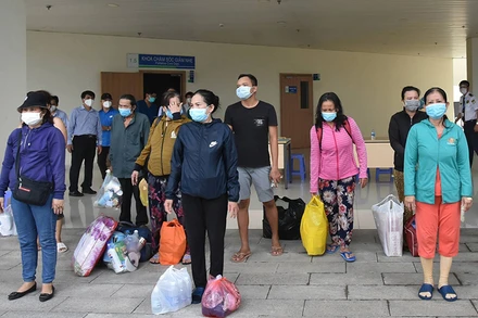 17 bệnh nhân được xuất viện chiều 26/7. (Ảnh: KHÔI NGUYỄN)