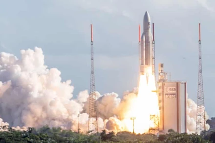 Tên lửa Ariane 5 đã cất cánh từ Guiana thuộc Pháp vào ngày 30/7, mang theo vệ tinh có thể lập trình lại hoàn toàn thương mại đầu tiên trên thế giới mang tên Eutelsat Quantum. (Ảnh: Getty Images).