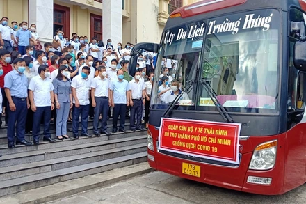 Lãnh đạo tỉnh Thái Bình và đại diện nhiều sở, ngành tiễn đoàn công tác hỗ trợ TP Hồ Chí Minh chống dịch.