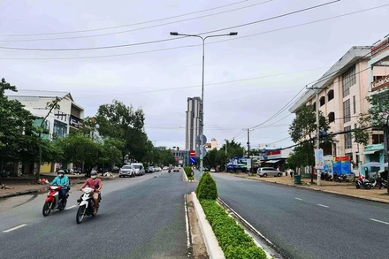 Đường phố trung tâm Cần Thơ sáng 9/7 thưa vắng người, xe và không còn người bán vé số dạo.