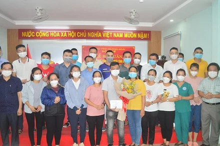 23 bác sĩ và điều dưỡng tình nguyện vào Bình Dương chống dịch Covid-19.
