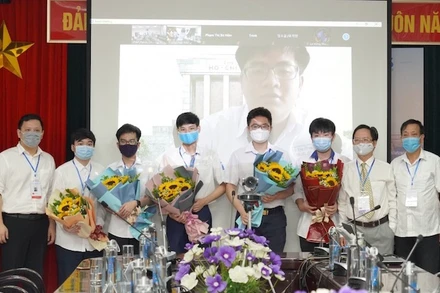 Các học sinh trong đội tuyển quốc gia Việt Nam dự thi Olympic Toán quốc tế 2021 cùng thầy cô. Ảnh: HUS