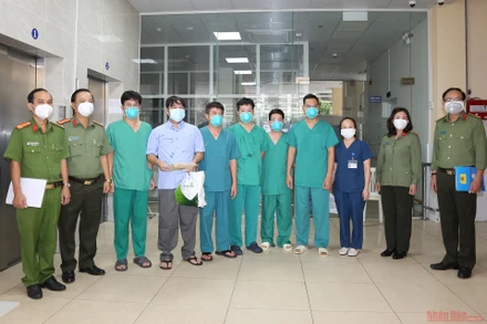 Anh P.C.Đ ( thứ tư từ trái sang) được xuất viện trong chiều nay. (Ảnh: BVCC)