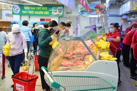 Người dân mua thực phẩm tươi sống tại một siêu thị của SATRA trong ngày 7/7.