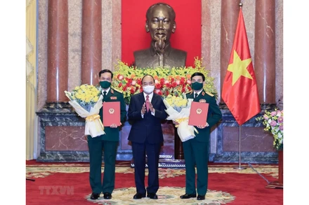 Chủ tịch nước Nguyễn Xuân Phúc trao Quyết định thăng quân hàm cho Bộ trưởng Bộ Quốc phòng Phan Văn Giang và Thứ trưởng Bộ Quốc phòng Vũ Hải Sản. (Ảnh: TTXVN)