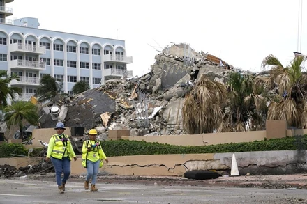 Lực lượng tìm kiếm và cứu nạn làm việc liên tục hai tuần tại hiện trường. (Ảnh: AP)
