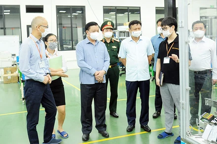 Bí thư Thành ủy Hà Nội Đinh Tiến Dũng kiểm tra công tác phòng, chống dịch tại huyện Hoài Đức.