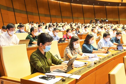 Các đại biểu Quốc hội dự phiên họp toàn thể tại hội trường. Ảnh: QUANG HOÀNG 