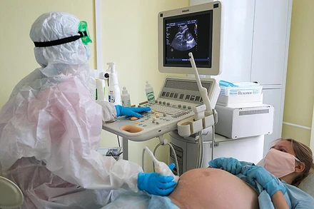 Bác sĩ Nga khám định kỳ cho phụ nữ mang thai. (Ảnh: TASS)