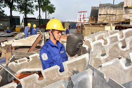 Công nhân Công ty TNHH một thành viên đóng tàu Hồng Hà sản xuất các linh kiện đóng tàu.
