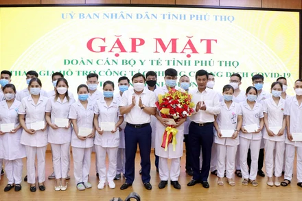  Tặng hoa và quà động viên đoàn cán bộ y tế lên đường hỗ trợ tỉnh Bình Dương phòng, chống dịch.