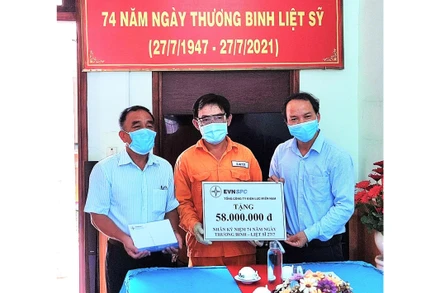Đại diện ngành điện miền nam tặng quà tại Trung tâm điều dưỡng Thương binh và Người có công Long Đất.