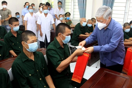 Chủ tịch Ủy ban Trung ương Mặt trận Tổ quốc Việt Nam Đỗ Văn Chiến trao quà cho thương, bệnh binh Trung tâm Chăm sóc và phục hồi chức năng cho người tâm thần tỉnh Thái Bình.