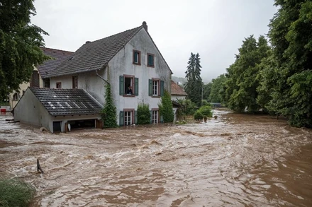 Sông Erdorf bị vỡ bờ, nước dâng lên làm ngập nhiều nhà ở. (Ảnh: AP)