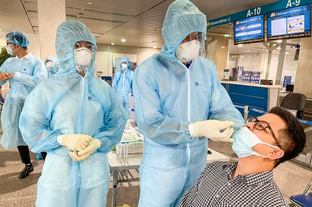 Lấy mẫu cho khách hàng tại sân bay.