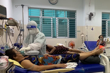 Điều dưỡng Hoàng Thị Diễm chăm sóc cho người bệnh tại Bệnh viện đa khoa Gò Vấp.