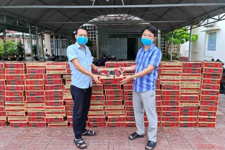 Đại diện Cơ quan thường trực Báo Nhân dân Đồng bằng sông Cửu Long tại Cà Mau trao mì vận động từ đơn vị tài trợ cho Ban chỉ đạo phòng chống dịch huyện U Minh chiều 25/7.