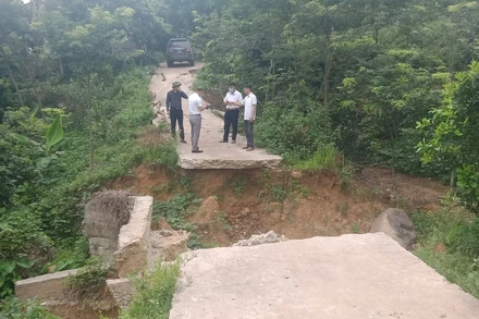 Lũ ống ngày 22/4 vừa qua, một đoạn đường ở xóm Chiểm, xã Quân Chu bị “đứt”, đến nay chưa khắc phục được.