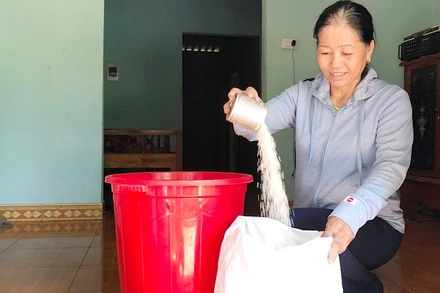 Chị Mai Thị Phượng ở thôn An Hướng, xã Gio An góp gạo ủng hộ.