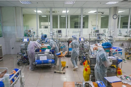 Các bác sĩ cấp cứu bệnh nhân nặng tại Khoa Hồi sức tích cực, Bệnh viện Nhiệt đới Trung ương. Ảnh: Bộ Y tế.