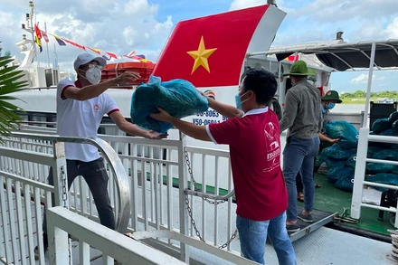 Chuyển rau, củ từ tàu cao tốc tập kết xuống bến Bạch Đằng.