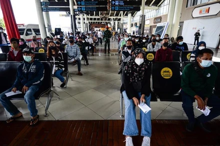 Ảnh minh họa: Người dân chờ tiêm vaccine Covid-19 tại Tangerang, Indonesia, ngày 10/7/2021. (Ảnh: Xinhua)