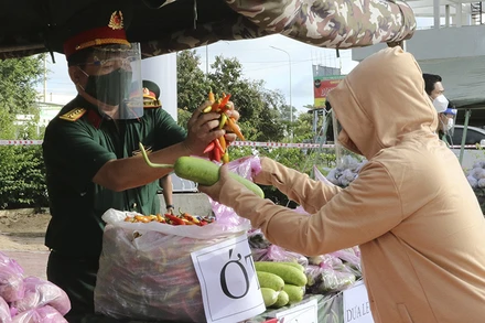 Đại tá Trần Văn Trai trao qua cho người dân nghèo khu vực biên giới, thị xã Kiến Tường, Long An.