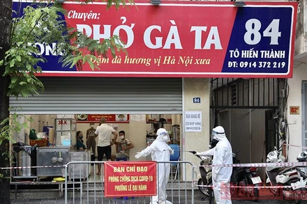 Khu vực bị phong toả trên phố Tô Hiến Thành. (Ảnh: DUY LINH)