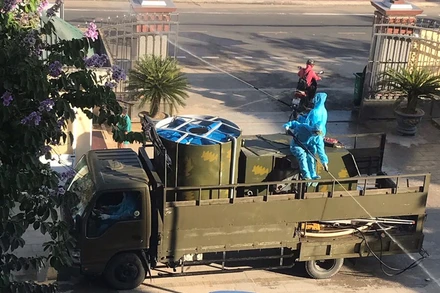 Phun hóa chất khử khuẩn tại phường Tam Quan Bắc, thị xã Hoài Nhơn, tỉnh Bình Định.