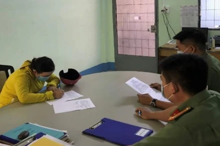 Xử phạt vi phạm hành chính bà L.T.K.C (SN 1991, ấp Cà Na, xã Vĩnh Thuận, huyện Vĩnh Hưng, tỉnh Long An) đã thông tin sai sự thật về dịch Covid-19, với số tiền 5 triệu đồng.