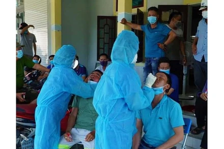 Lực lượng CDC tỉnh Quảng Bình lấy mẫu xét nghiệm cho các trường hợp tiếp xúc gần ca bệnh.