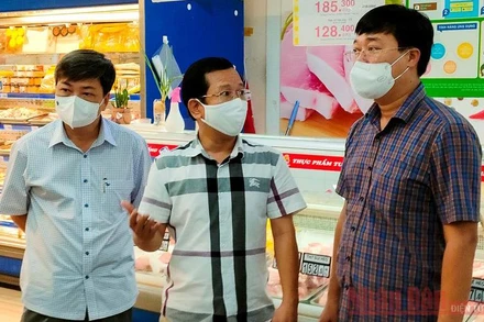 Bí thư Tỉnh ủy Đồng Tháp Lê Quốc Phong (bìa phải) kiểm tra công tác phòng, chống dịch Covid-19 tại siêu thị Co.opmart Sa Đéc.