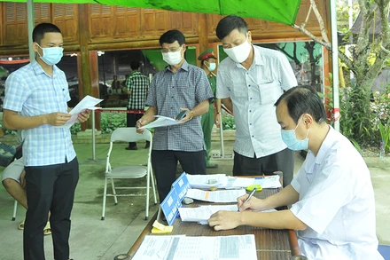 Ngành chức năng tỉnh Hà Giang kiểm soát chặt chẽ người ra, vào tỉnh tại chốt kiểm dịch Cầu Trì, huyện Bắc Quang.