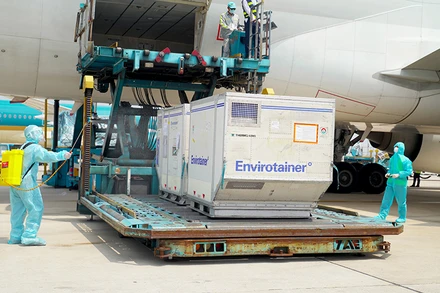 921.400 liều vaccine Astra Zeneca về sân bay Tân Sơn Nhất sáng 15/7.