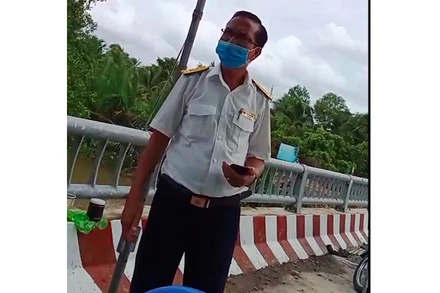 Ông Trần Khởi Nghĩa không chấp hành Chỉ thị 16. (Ảnh cắt từ clip lực lượng phòng, chống dịch Covid-19 huyện Châu Thành)