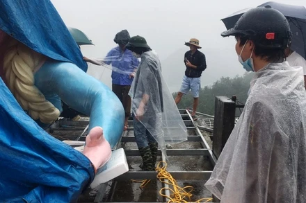 Lực lượng chức năng tháo dỡ phiên bản tượng nữ hoàng băng giá Elsa, tại tổ 4, phường Phan Xi Păng, thị xã Sa Pa. 