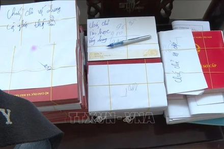 Cơ quan điều tra thu giữ văn bằng giả. Ảnh minh họa: TTXVN.