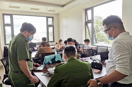 Cơ quan chức năng lập biên bản tại hiện trường vụ việc.