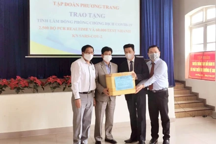 Ngành y tế tỉnh Lâm Đồng tiếp nhận hơn 60 bộ test xét nghiệm SARS-CoV-2 do Tập đoàn Phương Trang tặng.