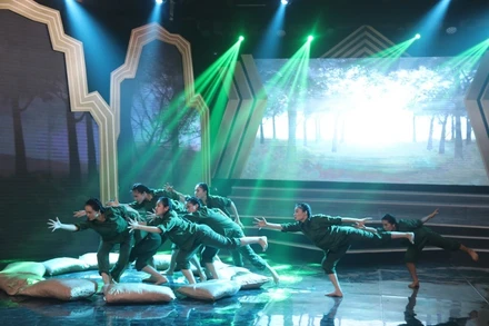 Chương trình là lời tri ân sâu sắc gửi đến các anh hùng, liệt sĩ, người có công với cách mạng. (Ảnh: THÙY DƯƠNG)