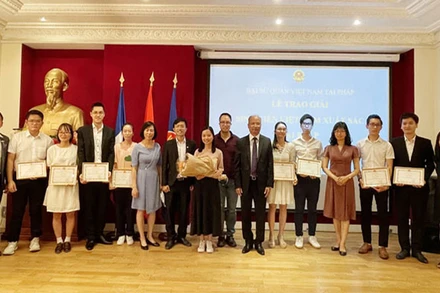 Đại sứ Đinh Toàn Thắng (thứ 7 từ phải sang) và Ban tổ chức chụp ảnh lưu niệm cùng các sinh viên đoạt giải.