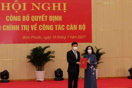 Đồng chí Trương Thị Mai trao quyết định của Bộ Chính trị cho đồng chí Nguyễn Mạnh Cường.